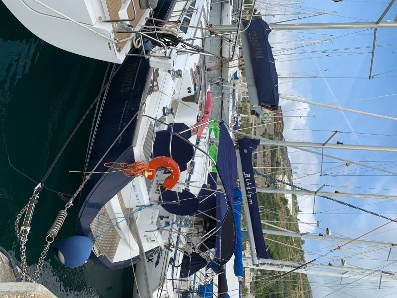 Un Bimini Modificato A Due Archi